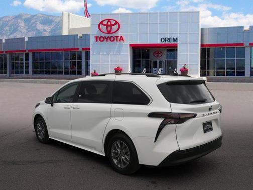 2024 Toyota Sienna LE