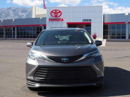 2022 Toyota Sienna LE