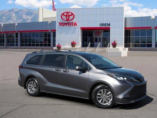 2022 Toyota Sienna LE