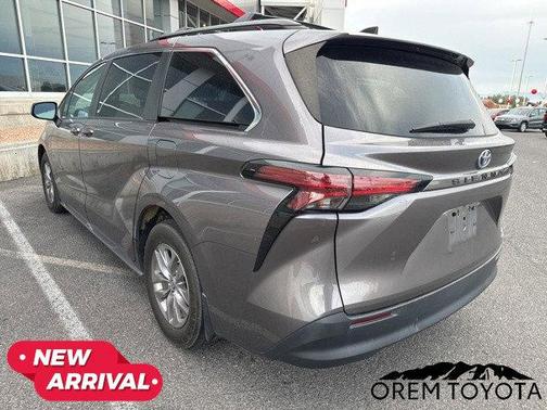 2022 Toyota Sienna LE