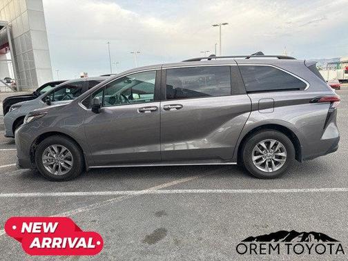 2022 Toyota Sienna LE