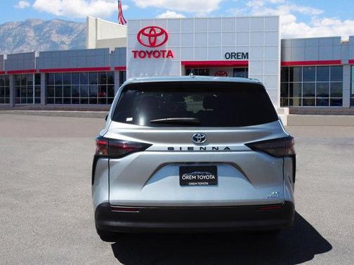 2024 Toyota Sienna LE