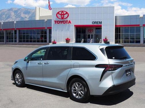 2024 Toyota Sienna LE