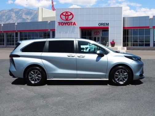 2024 Toyota Sienna LE