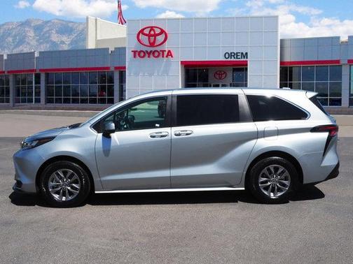2024 Toyota Sienna LE