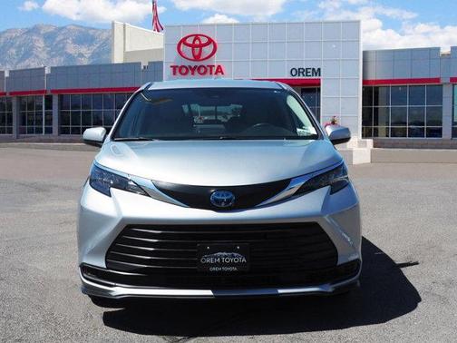 2024 Toyota Sienna LE