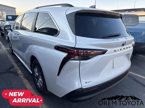 2025 Toyota Sienna XLE 8 Passenger