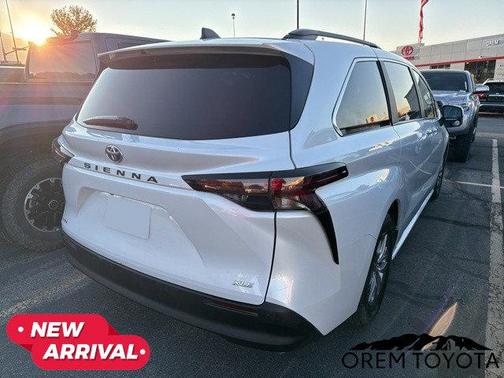 2025 Toyota Sienna XLE 8 Passenger