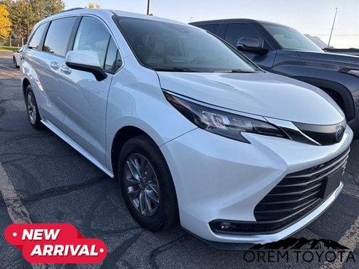 2025 Toyota Sienna XLE 8 Passenger
