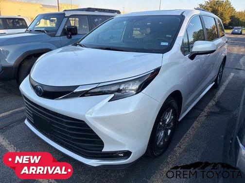 2025 Toyota Sienna XLE 8 Passenger