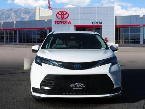 2024 Toyota Sienna LE
