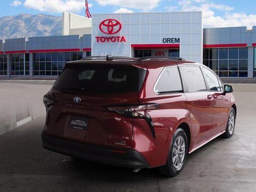 2024 Toyota Sienna LE