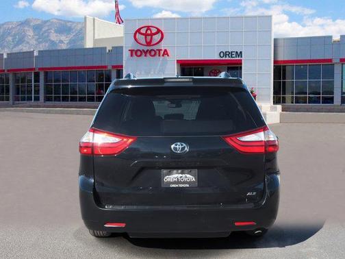 2018 Toyota Sienna XLE