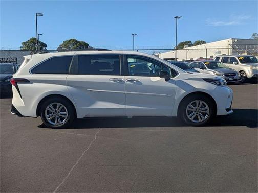 2022 Toyota Sienna XSE 7 Passenger