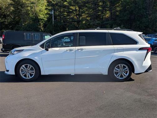 2022 Toyota Sienna XSE 7 Passenger