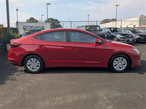 2019 Hyundai ELANTRA SE