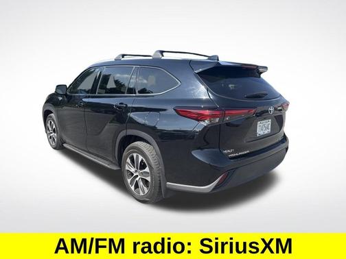 Midnight Black Metallic 2022 Toyota Highlander XLE