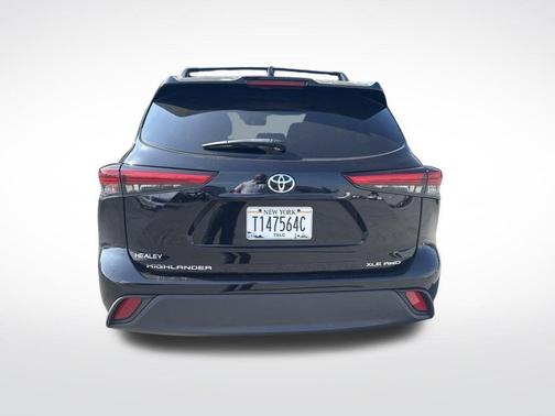 Midnight Black Metallic 2022 Toyota Highlander XLE