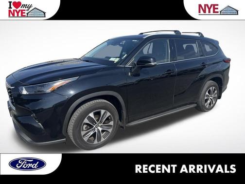 Midnight Black Metallic 2022 Toyota Highlander XLE