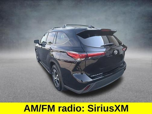 Midnight Black Metallic 2022 Toyota Highlander XLE