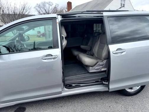 2018 Toyota Sienna LE