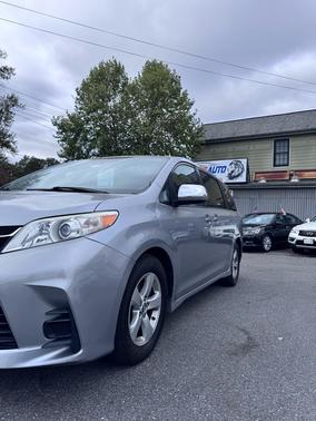 2018 Toyota Sienna LE