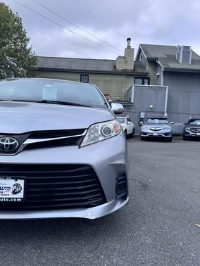 2018 Toyota Sienna LE
