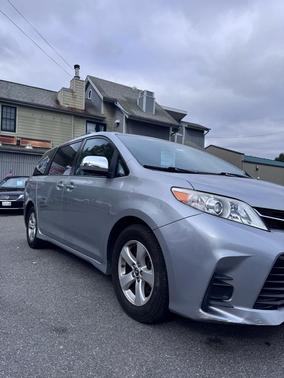 2018 Toyota Sienna LE