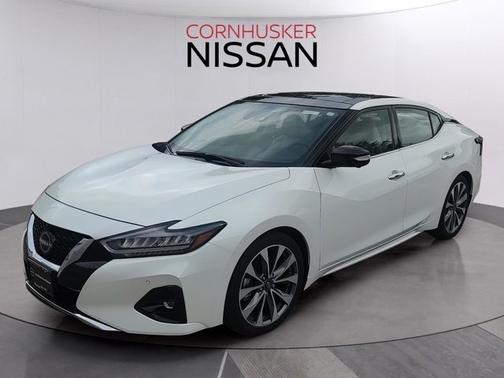 White 2023 Nissan Maxima Platinum