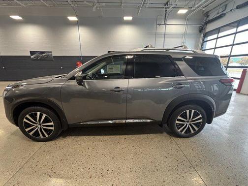 2025 Nissan Pathfinder Platinum 4WD