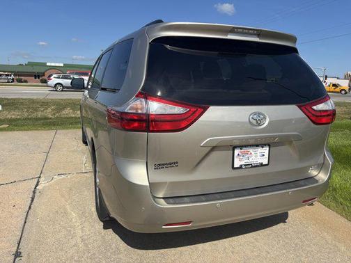 2017 Toyota Sienna XLE Premium