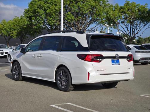 Platinum White Pearl 2026 Honda Odyssey Touring