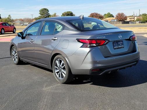 Gun Metallic 2021 Nissan Versa 1.6 SV