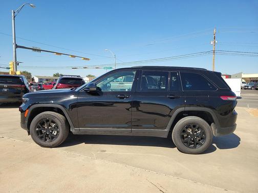 Diamond Black Crystal Pearlcoat 2025 Jeep Grand Cherokee Altitude