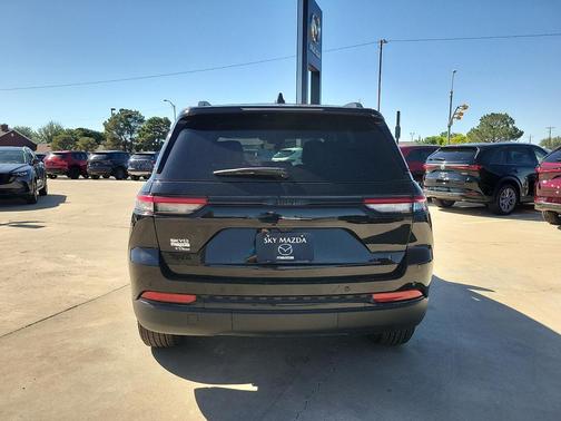 Diamond Black Crystal Pearlcoat 2025 Jeep Grand Cherokee Altitude