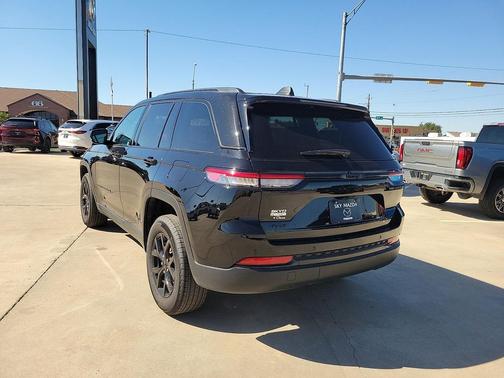 Diamond Black Crystal Pearlcoat 2025 Jeep Grand Cherokee Altitude