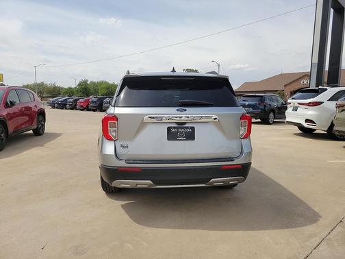 Iconic Silver Metallic 2024 Ford Explorer XLT
