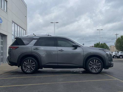 Gun Metallic 2022 Nissan Pathfinder SL 4WD