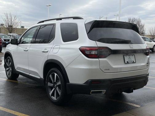 Platinum White Pearl 2024 Honda Pilot Touring 8-Passenger