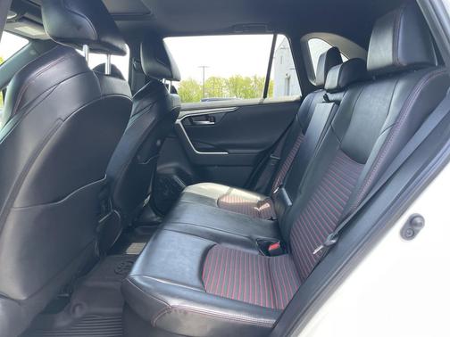 Blizzard Pearl/Midnight Black Metallic 2022 Toyota RAV4 Prime XSE