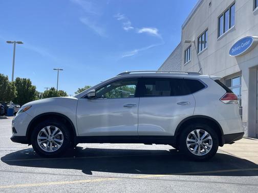 Pearl White 2016 Nissan Rogue SV