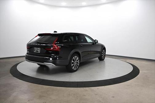 2021 Volvo V90 Cross Country T6