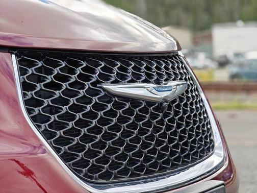 Velvet Red Pearlcoat 2021 Chrysler Pacifica Hybrid Limited