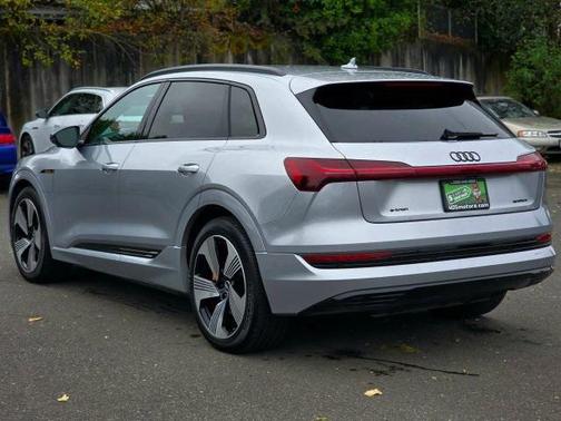 2022 Audi e-tron Premium Plus