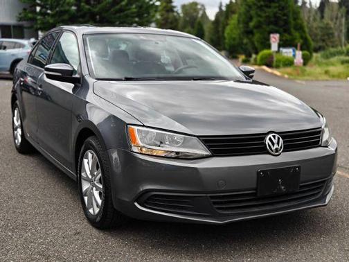 Platinum Gray Metallic 2011 Volkswagen Jetta SE