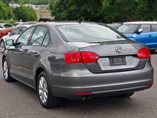 Platinum Gray Metallic 2011 Volkswagen Jetta SE