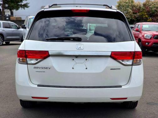 White Diamond Pearl 2016 Honda Odyssey SE