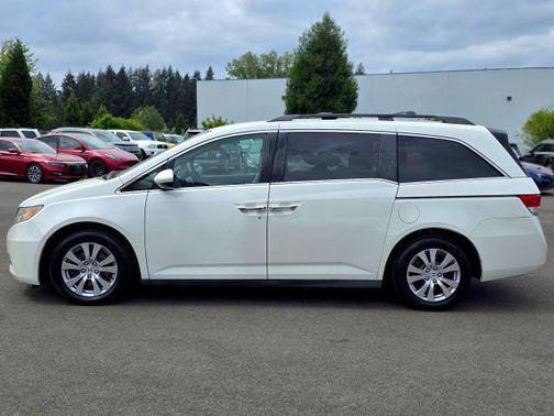 White Diamond Pearl 2016 Honda Odyssey SE