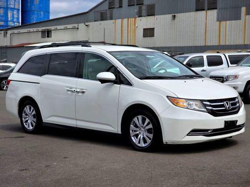 White Diamond Pearl 2016 Honda Odyssey SE