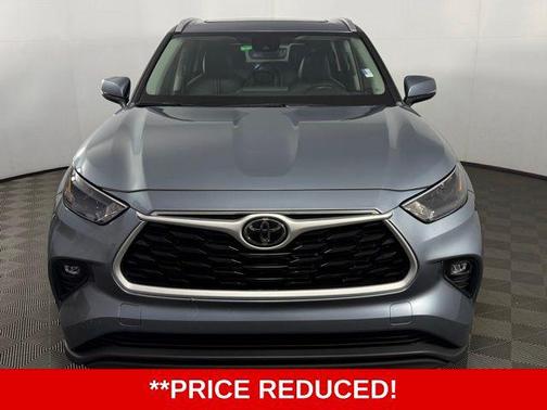 Moon Dust 2023 Toyota Highlander XLE